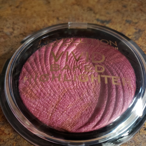 Revolution Vivid Baked Highlighter - Radiant Pink and Gold - Picture 1 of 1